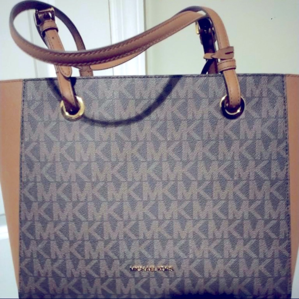 Micheal Kors tote bag never worn!!